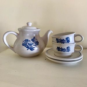 Lot of PFALTZGRAFF Yorktowne Stoneware 6-Cup Teapot & Lid & 2 Cups with Saucers